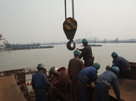 榮峰耐磨工程-陶瓷改向滾(gǔn)筒安裝現場(chǎng)