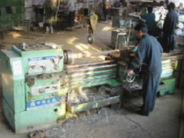 榮峰耐磨工程-改向輥(gǔn)筒現場(chǎng)加工